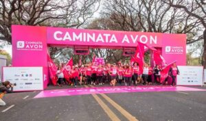 Mas-de-12.000-personas-participaron-de-la-Caminata-Avon-para-ganarle-al-cancer-de-mama-en-Palermo-640x377