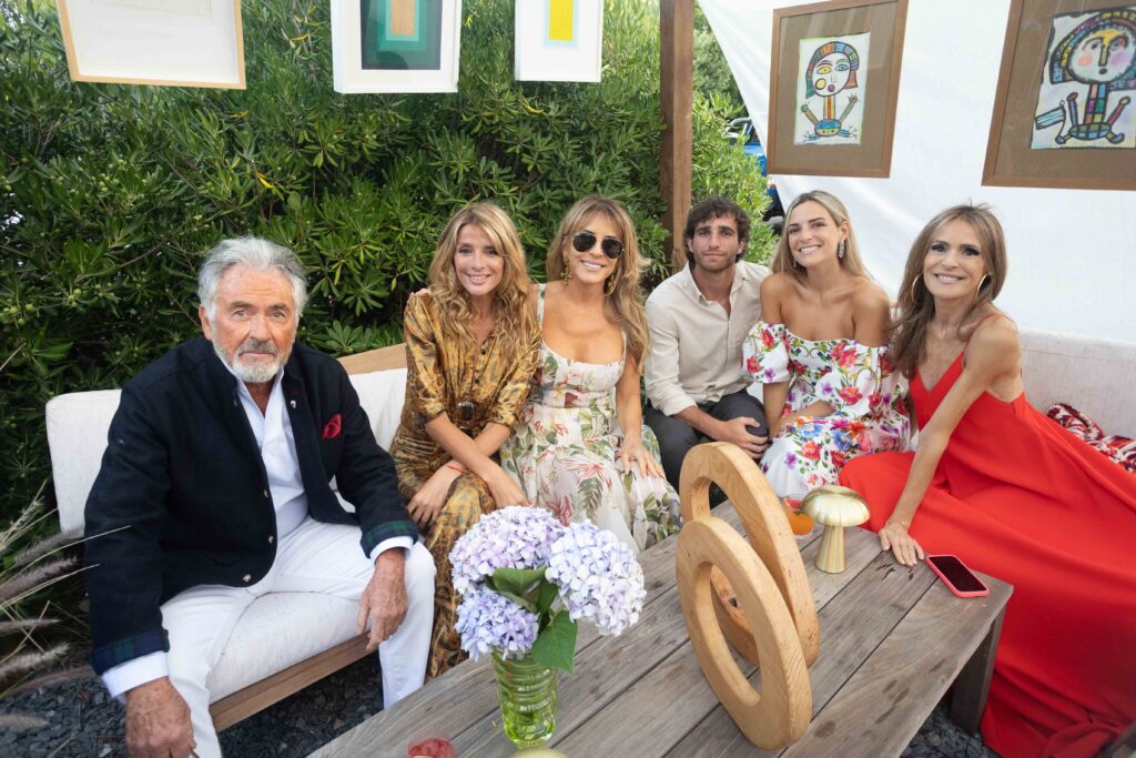 Jean-Paul Enthoven, Andrea Martinez, Patricia Della Giovampao, Xander Alari-Williams, María Toscana Garfunkel y Rossella Della Giovampaola en el evento de Tuket Vintage