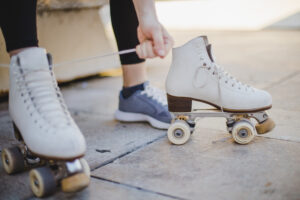 mujer-sentado-lacing-roller-patines